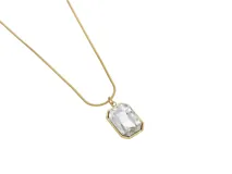 Collar dorado con cadena de eslabones finos y dije rectangular con cristal transparente.