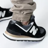 Pantalón utilitario color beige con bajo ajustable, bolsillos laterales y traseros.