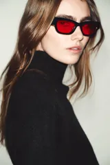 Vestido corto de punto con cuello subido, manga larga y sisa ancha. Presenta un detalle de costura vertical marcada en el centro del delantero y acabados en rib en cuello, puños y ruedo.