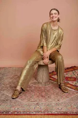 Top dorado amplio con escote redondo y mangas murciélago.