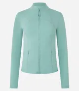 Campera deportiva de ajuste entallado con cierre frontal completo, cuello alto y mangas largas. Presenta recortes anatómicos que siguen la silueta y bolsillos laterales invisibles. Confeccionada en tejido técnico de alta elasticidad.