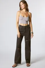 Pantalón de jean negro de corte recto y tiro alto, con roturas en las rodillas.