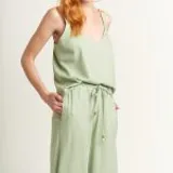 Musculosa verde agua con escote en V, breteles anchos con detalle de argollas de madera y ruedo con flecos.