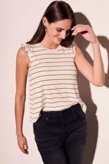 Musculosa color crudo con rayas horizontales negras, cuello redondo y volados en los hombros.