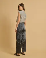 Pantalón de tiro alto con cinturilla elástica en la parte trasera y corte holgado. Diseño con estampado de hojas en tonos azulados.