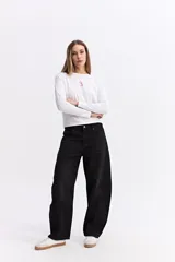 Remera de manga larga color negro, con silueta levemente boxy y largo a la cintura. Presenta una estampa lineal de una flor en el centro del pecho.