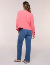 Camperita de tela liviana color beige, de silueta entallada con cuello a la base y abotonadura frontal con botones a tono. Cuenta con dos bolsillos con solapa en el frente, mangas largas con puños abotonados y largo a la cintura.