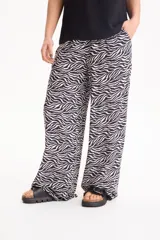Pantalón de viscosa con estampado animal print tipo cebra, corte recto y cintura elastizada.