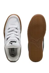 Championes Puma modelo Park Lifestyle Sk8, de diseño urbano inspirados en el skate, color blanco con franja lateral negra, detalles en gamuza gris en la puntera y suela de goma marrón tipo gum.