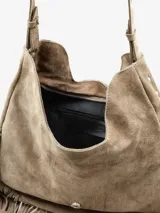 Cartera tipo hobo de cuero color marrón, con diseño de flecos largos en los laterales y la base. Presenta una correa fija para el hombro y un cierre frontal con solapa y hebilla metálica rectangular.