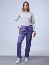 Pantalón jogger de corte recto marca Nanette, color lila. Confeccionado en tejido soft, cuenta con pretina ancha elastizada, lazo de ajuste, pinzas delanteras y bolsillos laterales.