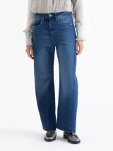 Jeans de calce relajado y fit recto en color azul oscuro. Presenta tiro medio, piernas holgadas y recortes laterales. Confeccionado en una mezcla de algodón y lyocell que proporciona suavidad y caída.