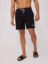 Short de baño negro con cintura elástica y cordón de ajuste en color celeste. Presenta un parche pequeño con el logo de la marca en la pierna izquierda.