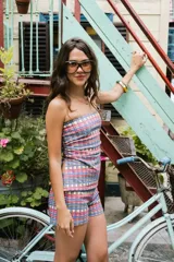 Short de tiro alto con estampado de lunares marrones sobre fondo celeste.