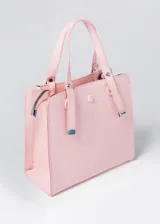 Cartera color beige de cuero sintético, con doble asa corta y correa larga extraíble con estampado de letras en dorado.