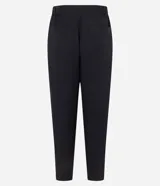 Pantalón femenino color verde oliva, confeccionado en crepé con modelo zanahoria, cintura alta y elástico para mayor comodidad. Posee cierre delantero con botón y bolsillos traseros.