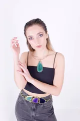 Cinto de cadena dorada con triple hebilla de ágata en tonos verde, azul y violeta.