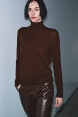 Jersey de cuello alto confeccionado en lana 100%, de manga larga y diseño clásico con acabado de tacto suave.