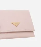 Tarjetero femenino marca Satinato, color rosado, confeccionado en poliuretano texturizado, con logo triangular dorado en la parte inferior.