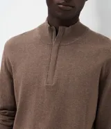 Suéter de punto color marrón, con cuello alto y cierre frontal parcial tipo half-zip, de manga larga y diseño regular.