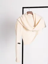 Bufanda de punto en color gris oscuro, con diseño envolvente y textura suave. Presenta una etiqueta pequeña con logo en uno de sus extremos.