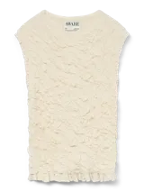 Top tejido color crema, sin mangas y con cuello redondo. Confeccionado en punto plano con mezcla de viscosa LENZING™ ECOVERO™ y nailon. Diseño de calce regular, textura suave y caída ligera.