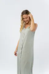 Vestido largo de lino con escote en V, diseño recto y fluido, con cierre frontal abotonado mediante botones de madera.