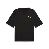 Remera Puma de corte boxy, color negro, con cuello redondo y mangas cortas. Presenta el logo de la marca estampado en tono dorado en el pecho.