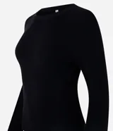 Suéter regular confeccionado en punto leve y con sisa raglán.