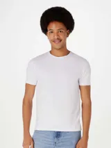 Camiseta de corte slim, color negro, con cuello redondo y mangas cortas.