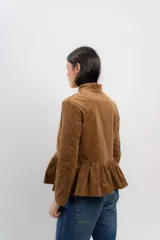 Chaqueta color camel de velvetine con spandex, cuello mao, corte a la cintura con volantes y cierre frontal con botones.