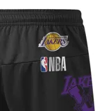 Short de básquet negro con detalles en violeta y amarillo en el ruedo. Presenta estampados gráficos laterales alusivos a los Los Angeles Lakers, incluyendo el nombre del equipo, el año de fundación y la cantidad de campeonatos ganados. Cuenta con cintura elástica y etiqueta oficial de la NBA en la parte inferior.