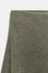 Falda de corte evasé confeccionada en tejido soft de tacto suave, con tiro medio y cintura elástica interior.