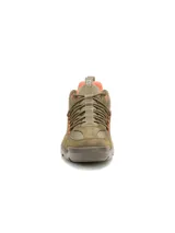 Championes Cat modelo Crail Sport Low, de diseño urbano y deportivo. Confeccionados en una combinación de gamuza y malla, presentan un color verde oliva con detalles en naranja vibrante en el forro interior y cordones. Cuentan con una entresuela de EVA liviana y suela de goma para mayor tracción.
