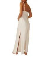 Vestido largo color crema con breteles finos regulables, escote en V y corpiño de encaje blanco con lazo en el centro.