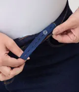 Pantalón de jean skinny en color azul oscuro, con bolsillos delanteros y traseros, trabillas para cinturón y ajuste elástico en la cintura.