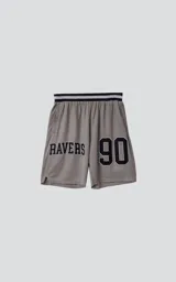 Bermuda deportiva gris con cintura elástica de rayas negras y grises. Estampado frontal con la palabra "RAVERS" y el número "90" en tipografía universitaria negra con borde blanco.