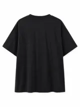 Remera blanca de manga corta, con cuello redondo y diseño liso.