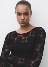 Vestido corto de crochet color negro, con cuello redondo, manga larga acampanada, espalda abierta con cierre de lazo y forro interior.