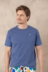 Remera azul marino de algodón con cuello redondo, manga corta, bolsillo en el pecho y logo bordado de un pájaro. Corte clásico.