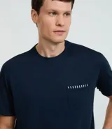 Conjunto de pijama corto para hombre, compuesto por una remera de manga corta con cuello redondo y bolsillo en el pecho, y un short con cintura elástica. Diseño a rayas finas.