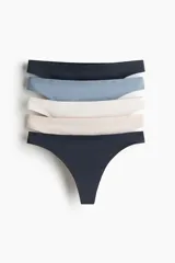 Pack de cinco bombachas tipo colaless de tiro medio, confeccionadas en tejido de punto sin costuras (seamless) para mayor comodidad. Incluye colores azul marino, celeste, blanco, beige y rosa pálido.