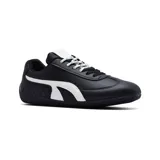 Championes deportivos blancos con detalles en negro, con suela blanca y cordones negros.
