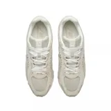 Championes urbanos New Balance modelo 204L, color beige, con diseño de paneles en malla y gamuza, logo N característico en los laterales y suela de goma texturizada.