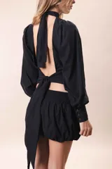 Mini pollera balloon negra con faja elastizada.