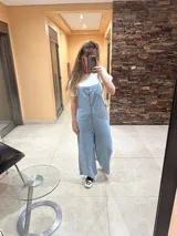 Mono jardinero celeste de denim, corte oversize y pierna ancha.