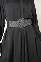 Cinto elástico negro con hebilla redonda con estampado animal print en tonos grises y dorado.