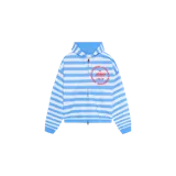 Hoodie de Eme Studios modelo Wander Blue Cropped Boxy Full Zip, con diseño de rayas horizontales en celeste y blanco, cierre frontal completo y capucha. Cuenta con un estampado circular rojo en el pecho con inscripciones y un bolsillo tipo canguro dividido por el cierre.