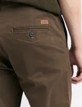 Pantalón de vestir marrón de corte recto.