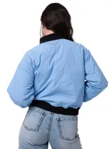 Chaqueta tipo bomber de nylon color azul, con forro interior negro, cierre frontal, bolsillo con cremallera en el pecho, puños y cintura acanalados.